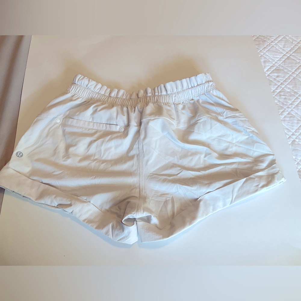 Size 6 white womens Lululemon shorts
